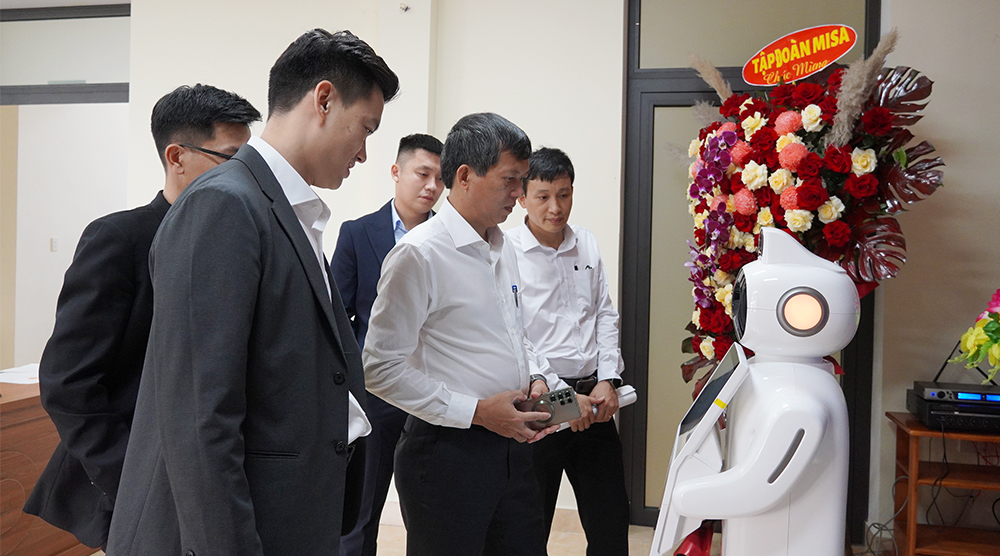 Ra mắt thử nghiệm Robot lễ tân phục vụ hành chính công